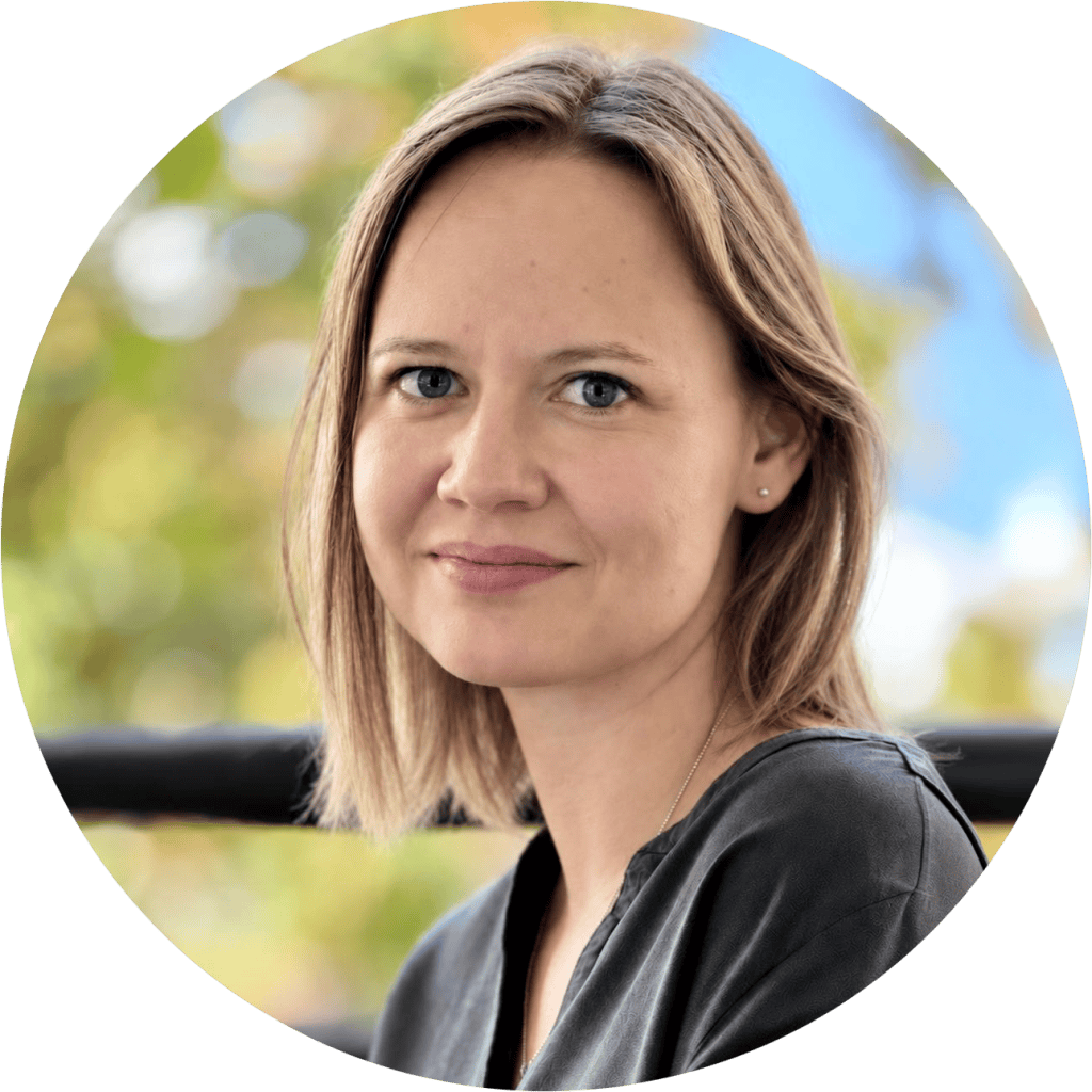 S_Tunbek Ein Stapel von 5 Büchern „Was ist eine Querschnittlähmung?” liegt auf einem grauen Fond. Darüber ein Button:„Jetzt kostenfrei bestellen!"